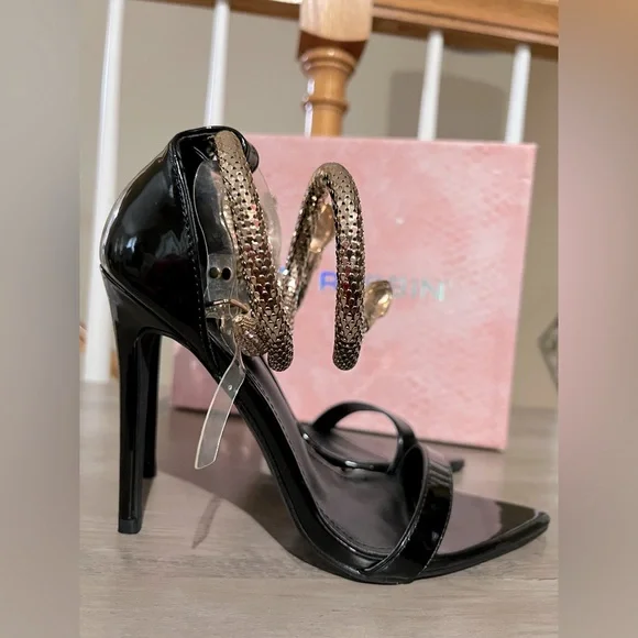 New Cape Robbin Black and Gold Women's Heels - Picture 5 of 8